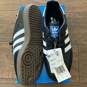 Sambas Men’s size 4  Women’s 5 brand new !